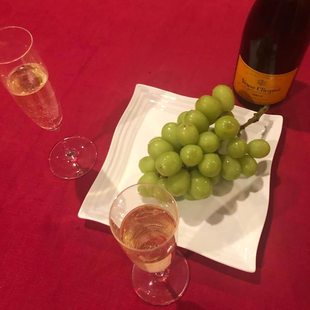 斎藤ノブのインスタグラム：「#birthday前夜 #マスカット #ヴーヴクリコ  #もう直ぐ69 #まだまだこれから」