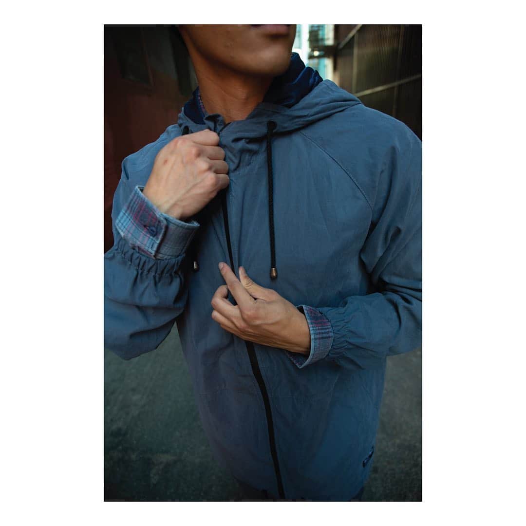 エゼキエルのインスタグラム：「Zip it Up 〰️ . . .  #Fashion #OOTD #Style #StreetStyle #MensFashion #LookBook #StyleInspo #OutfitOfTheDay #DailyLook #InstaOOTD #OutfitPost #OutfitGoals #OutfitOfTheDay #TodaysOutfit #OOTDShare #InMyCloset #LookOfTheDay #OutfitIdeas4You #OutfitLook #MensStyle #MenWithStyle #Menswear #GuyFashion #StyleForGuys #OOTDMenStyle #MensStylePage #MenOOTD #BestOfMenStyle」