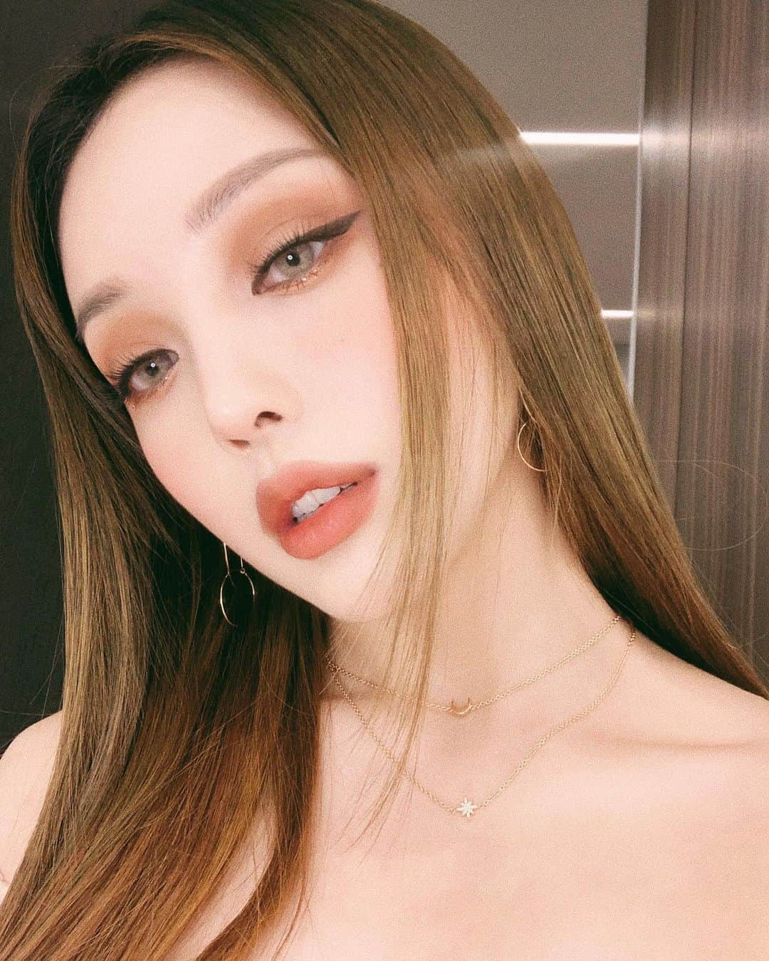 ポニーのインスタグラム：「. 안녕하세요 여러분 :) 제가 정말 신나는 소식을 들고 왔는데요! 11월 9일 롯데면세점에서 열리는 구찌 뷰티 이벤트에 여러분들을 모시고 곧 다가올 홀리데이 시즌에 맞춘 저만의 뷰티 팁을 알려드릴 수 있게 됐어요! . 뷰티 팀은 물론 재미있는 이벤트들도 있으니 제 스토리에 있는 swipe-up 링크를 통해 마구마구 신청해주세요 :) . . 구찌뷰티 <포니 팬미팅 이벤트> 일정 : 11월 9일 오후 6시 ~ 8시 장소: 롯데면세점 명동본점 스타라운지 (14층)  모집인원: 60명 . #GucciBeauty #GucciBeautySeoul @guccibeauty @lottedutyfree .」