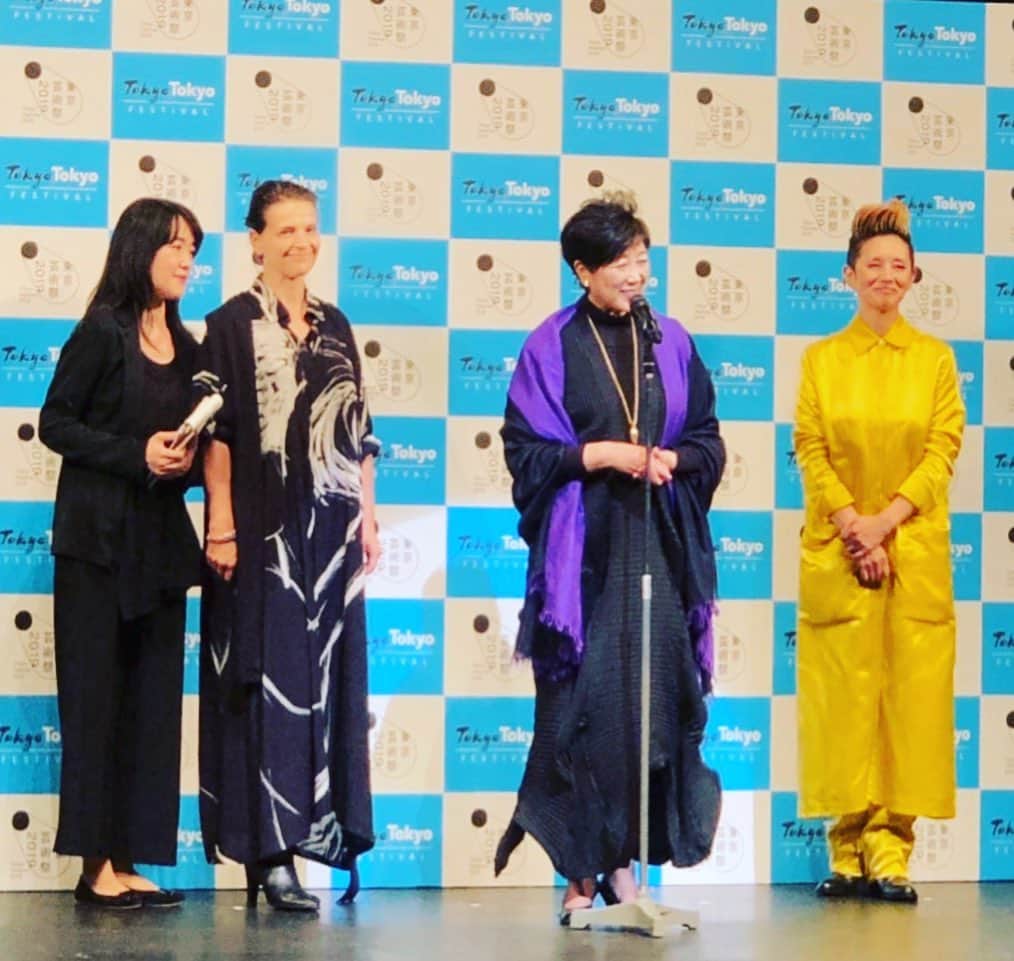 夏木マリさんのインスタグラム写真 - (夏木マリInstagram)「10月29日～11月4日に開催された東京芸術劇場での『東京芸術祭ワールドコンペティション2019』。11月4日の授賞式で最優秀作品賞ほか各賞を発表しました。  ジュリエット.ビノシュさんを審査委員長に7人の審査は、熱を帯び何時間もかかりましたが、6作品の中から 以下が決定しました。  南米、アフリカ、ヨーロッパ、オセアニア、アジアそれぞれのクリエイションに感動でした！  舞台芸術を志す世界中の人々が活躍しやすいような仕組みをつくることに 関われたことは、喜びでした。 2030年代に繋がることを祈ります。  東京都、豊島区のサポートにも感謝です。  最優秀作品賞　『紫気東来−ビッグ・ナッシング』戴陳連 (ダイ・チェンリエン)  最優秀パフォーマー賞　ボノボ（『汝、愛せよ』） 最優秀スタッフ賞　ボブ・スコット（『ハウリング・ガールズ』音響デザイン）  批評家賞　『汝、愛せよ』ボノボ  観客賞　『汝、愛せよ』ボノボ  スタッフの皆様もお疲れ様でした。  審査員 #フランス  #JulietteBinoche #韓国#梁正雄 #ニュージーランド#LemiPonifasio #ドイツ#ThomasOstermeier #南アフリカ共和国#BrettBailey #USA#EmilieJohnson  #小池百合子#高野之夫 #東京芸術祭#宮城聡#横山義志@mari_natsuki #夏木マリ#natsukirock #tokyo#theater」11月5日 23時21分 - mari_natsuki