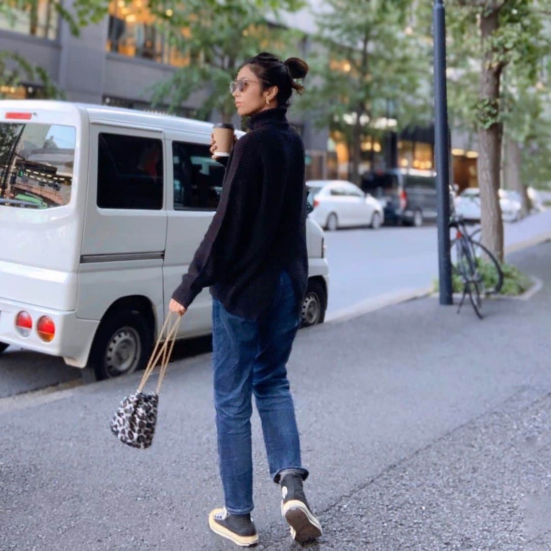 Sayakaのインスタグラム：「* ホットラテが美味しい季節☕️💕 そして、やっとニットがちょうど良い季節☺️❤️ . . #fashion #outfit #coordinate #ootd #simple #basic #casual #americanholic #denim #denimlover #redcard #todayful #converse #sayakascoordinate #今日の服 #コーディネート #コーデ #シンプル #シンプルコーデ #カジュアル #アメリカンホリック #デニム #レッドカード #トゥデイフル #コンバース」