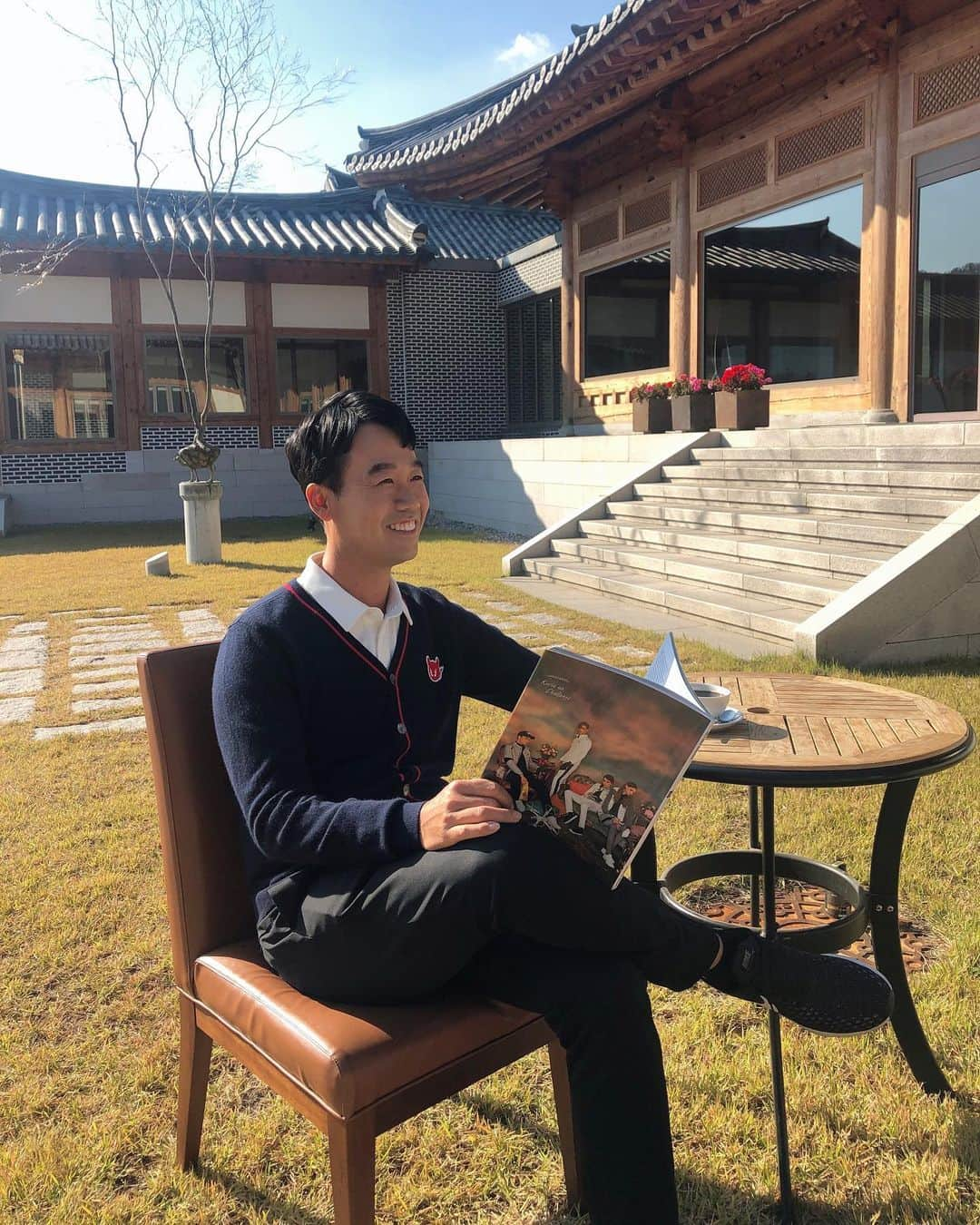 ケビン・ナさんのインスタグラム写真 - (ケビン・ナInstagram)「Fun day filming with @waacgolf clubhouse at La Via est Belle CC is so beautiful. It’s built hanok style. (Korean-style traditional home)  #한옥 #waacgolf #왁」11月5日 23時23分 - kevinna915