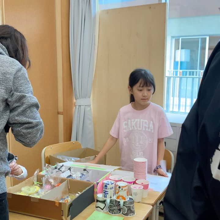 のインスタグラム：「文化祭にて クラスでやってるゲームコーナーの景品係😂 何気に人気コーナーになったもんで、想像以上に大忙し😂 係が終わった後は中高大学の方も回って、なんか青春真っ只中調😂❤️」