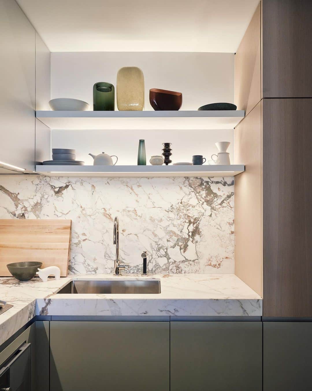 アリス・ガオのインスタグラム：「for the love of integrated appliances (and luckily @gaggenauofficial makes small enough dishwashers and fridges for a “palace” like mine 😅)」