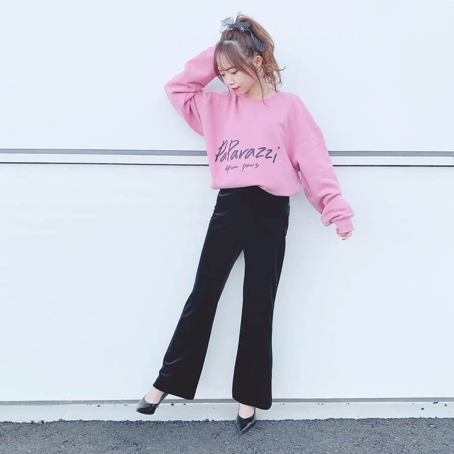 畑美紗起さんのインスタグラム写真 - (畑美紗起Instagram)「ピンクスウェット×ベロアパンツ👖💗 ㅤㅤㅤㅤㅤㅤㅤ  ㅤㅤㅤㅤㅤㅤㅤㅤㅤㅤㅤㅤㅤㅤㅤㅤㅤㅤㅤㅤㅤㅤㅤㅤ  ㅤㅤㅤㅤㅤㅤㅤㅤㅤㅤㅤㅤㅤ ️ㅤㅤㅤㅤㅤㅤㅤ  パンツはわりとよく履くのだけど、 この形はわたし史上めずらしい💭☺︎ ㅤㅤㅤㅤㅤㅤㅤ  ㅤㅤㅤㅤㅤㅤㅤㅤㅤㅤㅤㅤㅤㅤㅤㅤㅤㅤㅤㅤㅤㅤㅤㅤ  ㅤㅤㅤㅤㅤㅤㅤㅤㅤㅤㅤㅤㅤ ️ㅤㅤㅤㅤㅤㅤㅤ  メンバーにこのコーデ好評だったんだ！🙌🏻 ㅤㅤㅤㅤㅤㅤㅤ  ㅤㅤㅤㅤㅤㅤㅤㅤㅤㅤㅤㅤㅤㅤㅤㅤㅤㅤㅤㅤㅤㅤㅤㅤ  ㅤㅤㅤㅤㅤㅤㅤㅤㅤㅤㅤㅤㅤ ️ㅤㅤㅤㅤㅤㅤㅤ  うれしかったです〜🥰🥰ㅤㅤㅤㅤㅤㅤㅤ  ㅤㅤㅤㅤㅤㅤㅤㅤㅤㅤㅤㅤㅤㅤㅤㅤㅤㅤㅤㅤㅤㅤㅤㅤ  ㅤㅤㅤㅤㅤㅤㅤㅤㅤㅤㅤㅤㅤ ️ㅤㅤㅤㅤㅤㅤㅤ  スウェット、パンツ、ポニーテールについてるリボンも @epineofficial さんで購入しました💐 ㅤㅤㅤㅤㅤㅤㅤ  ㅤㅤㅤㅤㅤㅤㅤㅤㅤㅤㅤㅤㅤㅤㅤㅤㅤㅤㅤㅤㅤㅤㅤㅤ  ㅤㅤㅤㅤㅤㅤㅤㅤㅤㅤㅤㅤㅤ ️ㅤㅤㅤㅤㅤㅤㅤ  んがわいい…💓おきにいり💓 ㅤㅤㅤㅤㅤㅤㅤ  ㅤㅤㅤㅤㅤㅤㅤㅤㅤㅤㅤㅤㅤㅤㅤㅤㅤㅤㅤㅤㅤㅤㅤㅤ  ㅤㅤㅤㅤㅤㅤㅤㅤㅤㅤㅤㅤㅤ ️ㅤㅤㅤㅤㅤㅤㅤ  パンプスはままの！です！🤱笑ㅤㅤㅤㅤㅤㅤㅤ  ㅤㅤㅤㅤㅤㅤㅤㅤㅤㅤㅤㅤㅤㅤㅤㅤㅤㅤㅤㅤㅤㅤㅤㅤ  ㅤㅤㅤㅤㅤㅤㅤㅤㅤㅤㅤㅤㅤ ️ㅤㅤㅤㅤㅤㅤㅤ  見方によってはカジュアルすぎちゃうので ピンヒールで大人っぽくしました👠♥︎ ㅤㅤㅤㅤㅤㅤㅤㅤㅤㅤㅤㅤㅤㅤㅤㅤㅤㅤㅤㅤㅤㅤㅤㅤ  ㅤㅤㅤㅤㅤㅤㅤㅤㅤㅤㅤㅤㅤ ️ㅤㅤㅤㅤㅤㅤㅤ  ㅤㅤㅤㅤㅤㅤㅤㅤㅤㅤㅤㅤㅤㅤㅤㅤㅤㅤㅤㅤㅤㅤㅤㅤ  ㅤㅤㅤㅤㅤㅤㅤㅤㅤㅤㅤㅤㅤ ️ㅤㅤㅤㅤㅤㅤㅤ  #epine #握手会 #コーティネート #リボンアレンジ #ポニーテール #パンツ #スウェット #ラストアイドル #畑美紗起 #握手会 #ラストアイドル2期生 #秋服 #コーデ #今日のコーデ #coordinate #fashion #ootd #instagood #fashion #me」11月5日 23時40分 - miiicha_0327