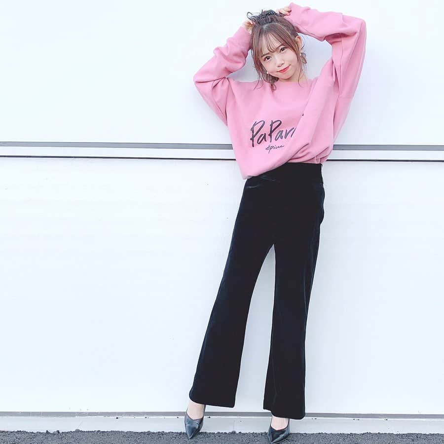 のインスタグラム：「ピンクスウェット×ベロアパンツ👖💗 ㅤㅤㅤㅤㅤㅤㅤ  ㅤㅤㅤㅤㅤㅤㅤㅤㅤㅤㅤㅤㅤㅤㅤㅤㅤㅤㅤㅤㅤㅤㅤㅤ  ㅤㅤㅤㅤㅤㅤㅤㅤㅤㅤㅤㅤㅤ ️ㅤㅤㅤㅤㅤㅤㅤ  パンツはわりとよく履くのだけど、 この形はわたし史上めずらしい💭☺︎ ㅤㅤㅤㅤㅤㅤㅤ  ㅤㅤㅤㅤㅤㅤㅤㅤㅤㅤㅤㅤㅤㅤㅤㅤㅤㅤㅤㅤㅤㅤㅤㅤ  ㅤㅤㅤㅤㅤㅤㅤㅤㅤㅤㅤㅤㅤ ️ㅤㅤㅤㅤㅤㅤㅤ  メンバーにこのコーデ好評だったんだ！🙌🏻 ㅤㅤㅤㅤㅤㅤㅤ  ㅤㅤㅤㅤㅤㅤㅤㅤㅤㅤㅤㅤㅤㅤㅤㅤㅤㅤㅤㅤㅤㅤㅤㅤ  ㅤㅤㅤㅤㅤㅤㅤㅤㅤㅤㅤㅤㅤ ️ㅤㅤㅤㅤㅤㅤㅤ  うれしかったです〜🥰🥰ㅤㅤㅤㅤㅤㅤㅤ  ㅤㅤㅤㅤㅤㅤㅤㅤㅤㅤㅤㅤㅤㅤㅤㅤㅤㅤㅤㅤㅤㅤㅤㅤ  ㅤㅤㅤㅤㅤㅤㅤㅤㅤㅤㅤㅤㅤ ️ㅤㅤㅤㅤㅤㅤㅤ  スウェット、パンツ、ポニーテールについてるリボンも @epineofficial さんで購入しました💐 ㅤㅤㅤㅤㅤㅤㅤ  ㅤㅤㅤㅤㅤㅤㅤㅤㅤㅤㅤㅤㅤㅤㅤㅤㅤㅤㅤㅤㅤㅤㅤㅤ  ㅤㅤㅤㅤㅤㅤㅤㅤㅤㅤㅤㅤㅤ ️ㅤㅤㅤㅤㅤㅤㅤ  んがわいい…💓おきにいり💓 ㅤㅤㅤㅤㅤㅤㅤ  ㅤㅤㅤㅤㅤㅤㅤㅤㅤㅤㅤㅤㅤㅤㅤㅤㅤㅤㅤㅤㅤㅤㅤㅤ  ㅤㅤㅤㅤㅤㅤㅤㅤㅤㅤㅤㅤㅤ ️ㅤㅤㅤㅤㅤㅤㅤ  パンプスはままの！です！🤱笑ㅤㅤㅤㅤㅤㅤㅤ  ㅤㅤㅤㅤㅤㅤㅤㅤㅤㅤㅤㅤㅤㅤㅤㅤㅤㅤㅤㅤㅤㅤㅤㅤ  ㅤㅤㅤㅤㅤㅤㅤㅤㅤㅤㅤㅤㅤ ️ㅤㅤㅤㅤㅤㅤㅤ  見方によってはカジュアルすぎちゃうので ピンヒールで大人っぽくしました👠♥︎ ㅤㅤㅤㅤㅤㅤㅤㅤㅤㅤㅤㅤㅤㅤㅤㅤㅤㅤㅤㅤㅤㅤㅤㅤ  ㅤㅤㅤㅤㅤㅤㅤㅤㅤㅤㅤㅤㅤ ️ㅤㅤㅤㅤㅤㅤㅤ  ㅤㅤㅤㅤㅤㅤㅤㅤㅤㅤㅤㅤㅤㅤㅤㅤㅤㅤㅤㅤㅤㅤㅤㅤ  ㅤㅤㅤㅤㅤㅤㅤㅤㅤㅤㅤㅤㅤ ️ㅤㅤㅤㅤㅤㅤㅤ  #epine #握手会 #コーティネート #リボンアレンジ #ポニーテール #パンツ #スウェット #ラストアイドル #畑美紗起 #握手会 #ラストアイドル2期生 #秋服 #コーデ #今日のコーデ #coordinate #fashion #ootd #instagood #fashion #me」