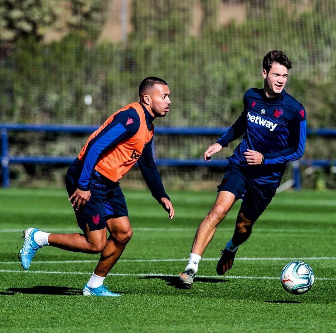 ルベン・ヴェソのインスタグラム：「De vuelta al trabajo! Empezamos la preparación del próximo partido 🔜 @levanteud」