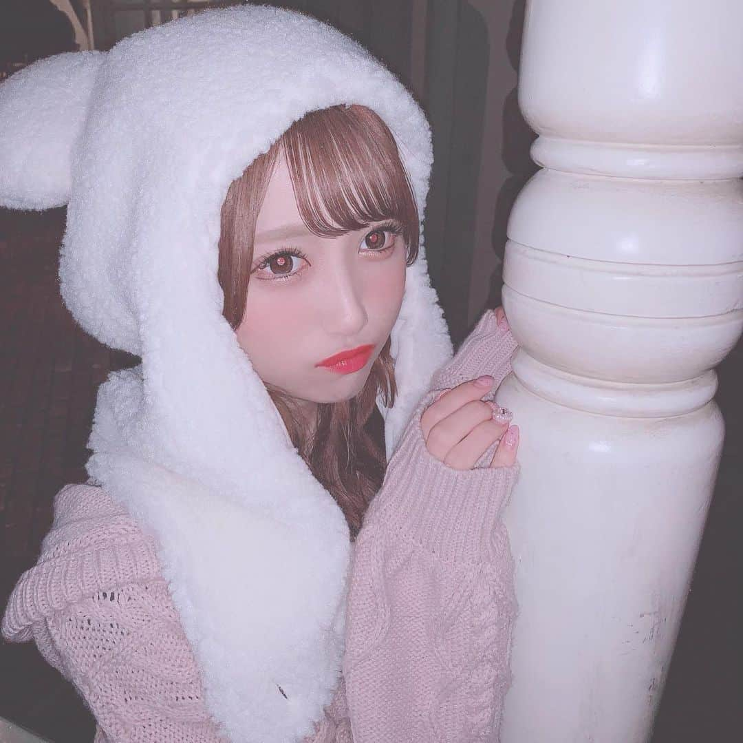 田口未彩さんのインスタグラム写真 - (田口未彩Instagram)「🎀 . . 今日はゆえちゃんとモコモコで冬ディズニー❤︎ パーク内もクリスマス仕様になってて イルミネーションみたいなんキラキラしてて めちゃドキドキした☺️💗 . . . #ディズニー #ディズニーランド #新作カチューシャ #tdl #tds #ディズニーシー  #ディズニーカチューシャ  #秋服 #秋コーデ #ピンクコーデ #秋カラー #秋メイク #エブリン #冬服 #クリスマスディズニー #ディズニークリスマス #ディズニー被り物 #ニットパーカー #量産型女子 #量産型 #量産型コーデ #冬メイク」11月5日 23時52分 - miiro_taguchi