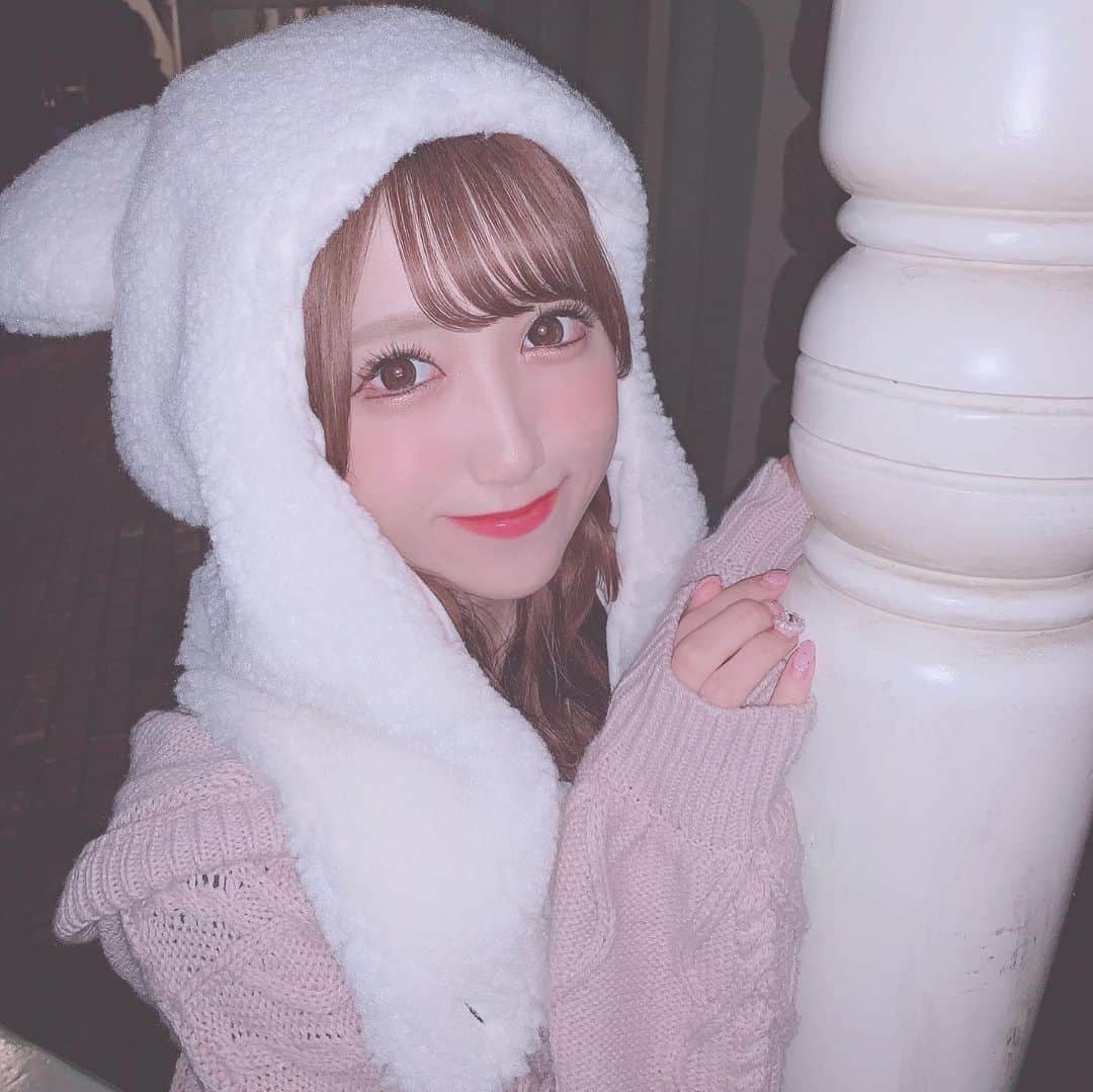 田口未彩のインスタグラム：「🎀 . . 今日はゆえちゃんとモコモコで冬ディズニー❤︎ パーク内もクリスマス仕様になってて イルミネーションみたいなんキラキラしてて めちゃドキドキした☺️💗 . . . #ディズニー #ディズニーランド #新作カチューシャ #tdl #tds #ディズニーシー  #ディズニーカチューシャ  #秋服 #秋コーデ #ピンクコーデ #秋カラー #秋メイク #エブリン #冬服 #クリスマスディズニー #ディズニークリスマス #ディズニー被り物 #ニットパーカー #量産型女子 #量産型 #量産型コーデ #冬メイク」