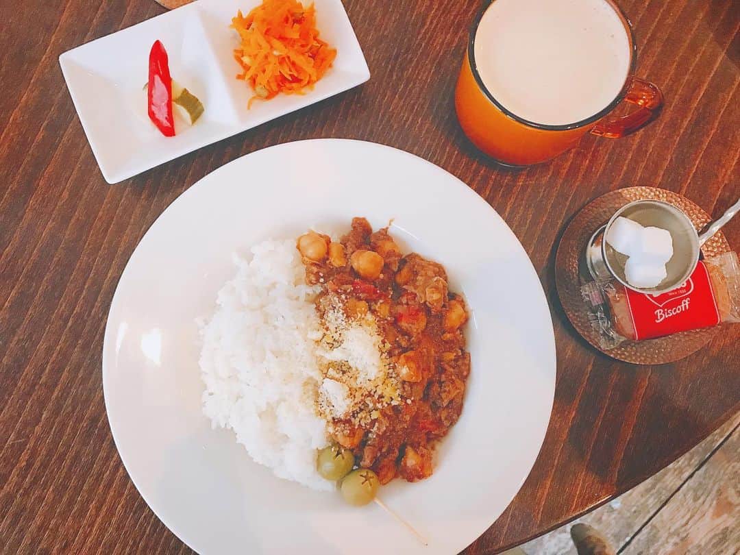 弘松芹香のインスタグラム：「大好きなレコード喫茶のカレー。豆まみれスパイシーでうまい🍛 ・ ・ #喫茶店 #カフェ #カレー #チャイ #ランチ #ランチタイム #東京ランチ #うまい  #カフェスタグラム #飯スタグラム #レコード #curry #curryrice #currystagram #chai #food #instafood #coffee #coffeeshop #cafe #lunch #lunchtime #Tokyo #🍛 #🍴 #instalike #instagood #photography #record #music」