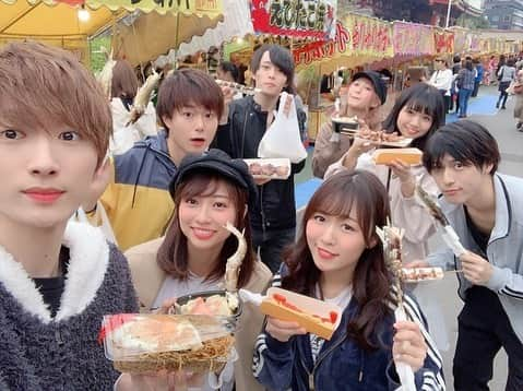 大貫彩香さんのインスタグラム写真 - (大貫彩香Instagram)「公演4日目 この日でTEAM-ODACのまおちゃんが千秋楽。 たくさんお世話になりました🙇🏻‍♀️🌸 一緒にお芝居が出来て嬉しかった有難う😭  マチソワ間にお昼ご飯を屋台で選びました！  観劇前後の皆さんも花屋敷や浅草楽しんでるのかな？☺️💓て思いながら街を歩いてきました😊  じゃがバタと鮎 ひかるちゃとセレクトが 同じだったり🐟🥔💓 道中ボバて何！？と 盛り上がりました(笑)  今年の夏はお祭りや縁日と無縁だったので今回もまさかこんな風に過ごせる時が来るなんて、、😳 なおピーアテンドありがとう！  #舞台　#おおばかもの」11月5日 23時56分 - sayaka_oonuki