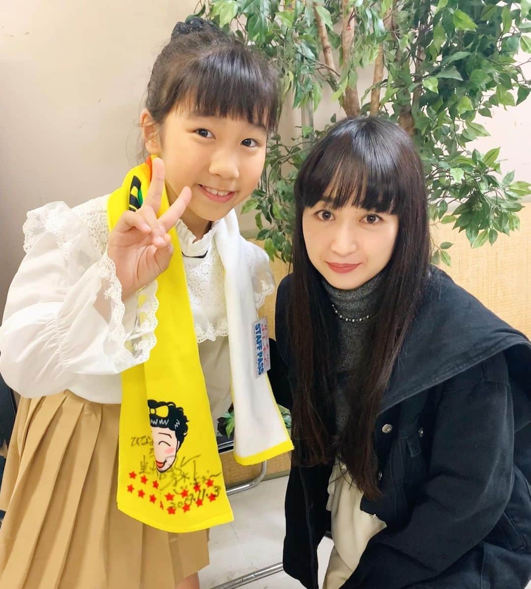 小川暖奈のインスタグラム：「毎度仕掛けたっぷりのスーパーワクワクする舞台、#joyjoyエンタメ新喜劇 に出演させていただきました！🎉 そして、わたしの妹役だったひなめちゃんがめちゃくちゃ可愛かったんです。。 出番前に緊張してわたしの横にピタッとくっついてきたり、もうめろめろでした。。。 しかもずっと敬語だったのに帰り際に、 また会いたい！って言われちゃった。。きゅーん」
