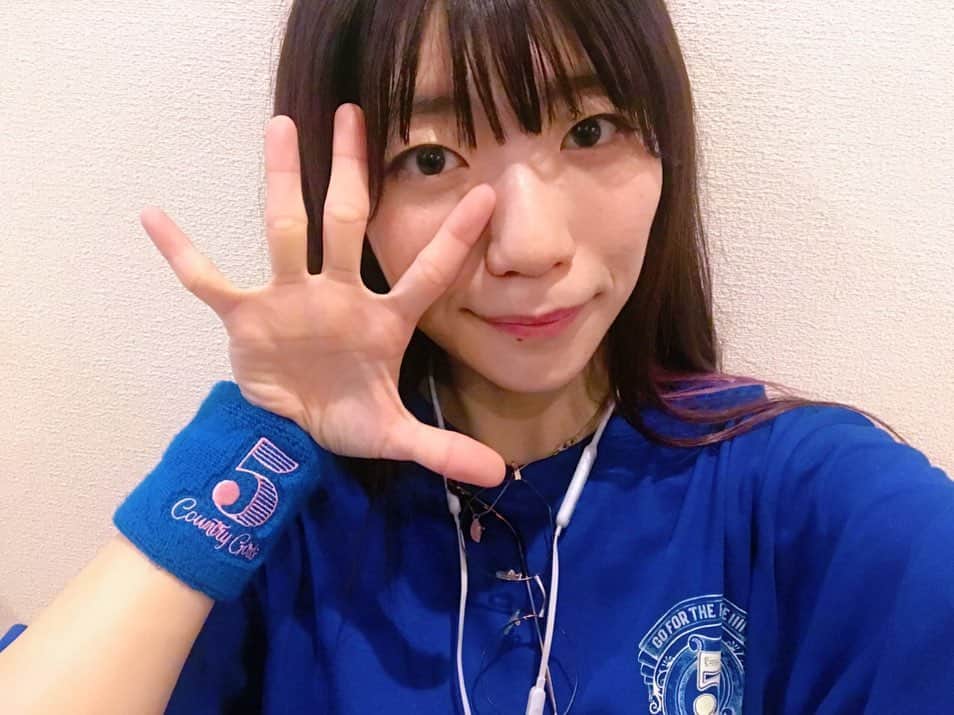 ぱいぱいでか美のインスタグラム：「Go for the Future!!!! ꙳ #country_girls @countrygirls_official  #豊洲ピット #ご飯ととるのがいいと聞きました #FSK ꙳ ライブまじで最高だった〜〜〜〜 改めて5周年おめでとうございます！ 大好きすぎる。 長くなるから明日珍しくブログでも書きます。笑 ワインはカントリー・ガールズにちなんで？ カンガルーのパッケージというだけで買ってみました。笑」