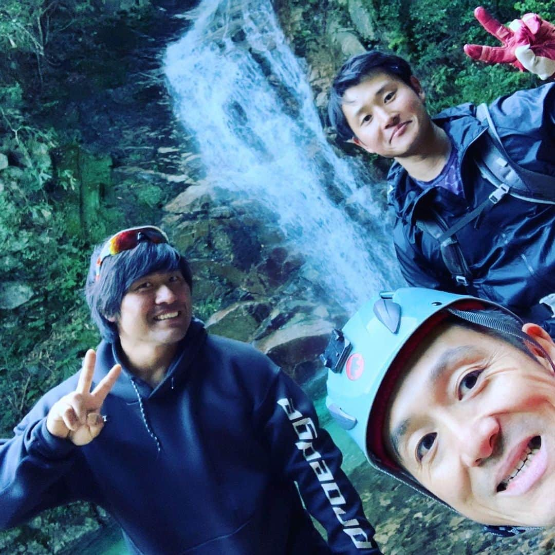 平田良介さんのインスタグラム写真 - (平田良介Instagram)「#中日ドラゴンズ #平田良介 #竜ヶ岳 #登山 #鍋島トレーナー  今日から登山トレーニング開始^_^ 今日は竜ヶ岳に登ったよ^ ^ 足腰を鍛えるのと足首の動きがかなり良くなった気がした。  時間は往復で5時間半かかって今は筋肉痛がすごいわ泣 誰か体を癒しておくれって感じ^_^  水がすごく美味しくて山頂では同行してくれた横井さんのコーヒーがすごく美味しかった^_^ また山頂で食べたカップヌードルは今まで食べたカップヌードルで一番美味しかったです(^ ^) 来年はケガのないシーズンにするぞ！ 明日はまた違う山に登ってきます^_^」11月6日 0時03分 - ryosuke_hirata_official