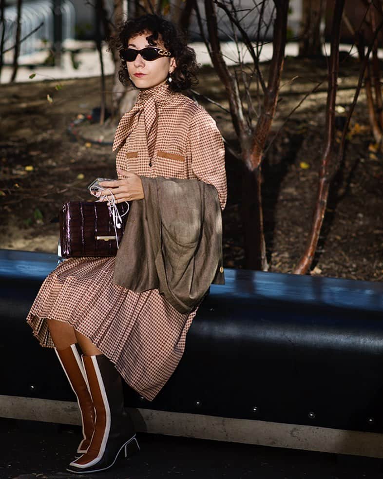 スコット・シューマンのインスタグラム：「I love when a “vintage” inspired look can actually look so modern, London」