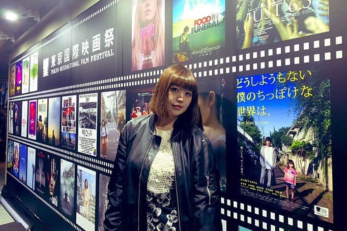 冨手麻妙さんのインスタグラム写真 - (冨手麻妙Instagram)「東京国際映画祭、無事終了しました。  残念ながら賞は逃してしまいましたが、わたしにとって初めての東京国際映画祭、『どうしようもない僕のちっぽけな世界は、』チームで参加できたことが本当に幸せです。  わたしも映画祭での上映を客席から観させて頂きましたが、 ほんとうにほんとうに素晴らしい作品で、約1時間半、ずっとずっと胸が締め付けられて、こんなギュギュッと集中して世界に入り込める映画は、なかなか無いと思ってます。 そしていまのこの日本に最も必要な映画だと。  この作品を、ただのクズの映画だと思うか、これは自分の物語だと思うかは、観る人がどんな人生を歩んできたかで大きく変わると思います。希望なのか絶望なのかも。  わたしの演じた愛という女の子に対しても、なんだあのバカ女は？と負担に思うか、救いに思うかも大きく変わってくると思います。  観た人が、この映画を自分の人生だと思った人が、『どうしようもない僕のちっぽけな世界は、』に続く言葉を考えてみてくれたら嬉しいです。  公開はまだ未定なのですが、必ずいつか近いうちに皆さんに観てもらえるように私たちも頑張ります。  この宝物のような作品を、応援して下さったら嬉しいです。 〝For him to Live〟  Thanks for coming to Tokyo International Film Festival  #東京国際映画祭 #tokyointernationalfilmfestival #tiffjp #tiff #どうしようもない僕のちっぽけな世界は #forhimtolive」11月6日 0時22分 - amitomite