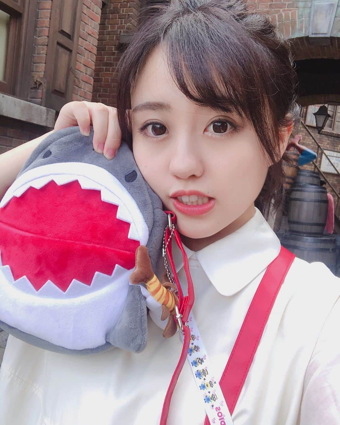 河村友歌のインスタグラム：「ちょっと前までアイコンだったコレ🦈 岡部さんがくれたサメバッグ🦈 お姉ちゃんがくれたねこざめのキーホルダー🦈 #ユニバ#大阪#USJ#ジョーズ#サメ#サメグッズ#shark#universalstudiosjapan」