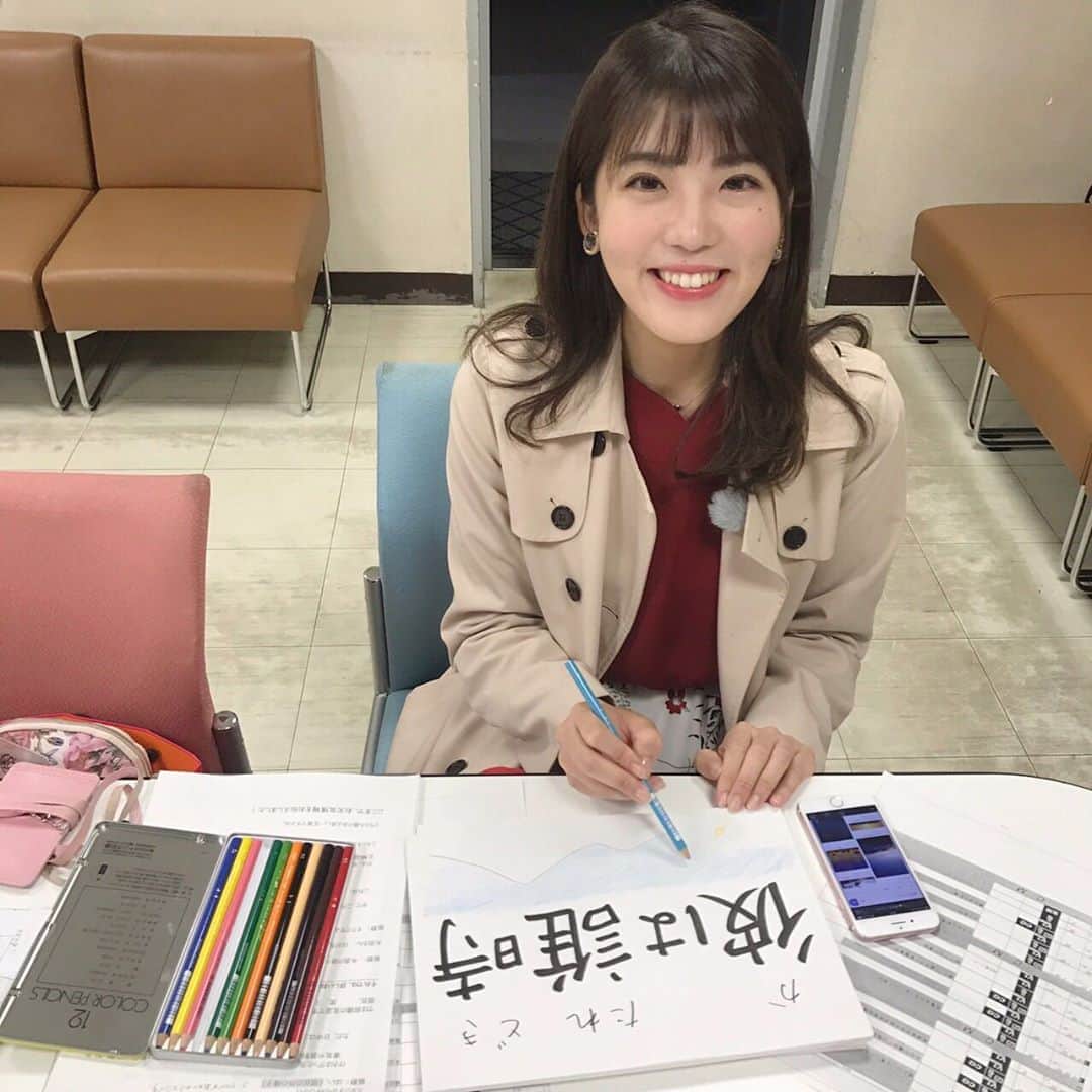 のインスタグラム：「久しぶりにお天気情報を担当し 本番直前に猛スピードで💨 手書きフリップを作成していたら…✏️（笑） ・ 撮影：三隅アナ📸 ・ なかなか『明け方』を再現できず😩 ・ ・ #群馬テレビ #3ch #お天気情報 #手書きフリップ #準備中 #三隅アナ #撮影 #📸 #4枚目 #秋の言葉の由来 #黄昏時 #薄暗い夕暮れで人の識別がつかないとき #誰ぞ彼 #あなたは誰ですか？ #明け方 は #彼は誰時 #趣深いです」
