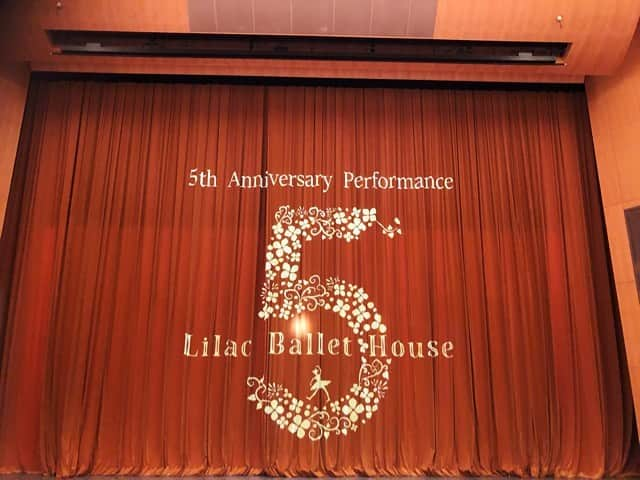 伊藤友季子さんのインスタグラム写真 - (伊藤友季子Instagram)「ー𝑻𝑯𝑨𝑵𝑲 𝒀𝑶𝑼 ❤︎ Lilac Ballet House 5th Anniversary Performance. 主宰するライラック・バレエ・ハウス5周年記念舞台が おかげさまで無事に幕をおろしました。 支えてくださったスタッフやゲストダンサーの皆様 出演者のご家族の皆様 ご来場くださったお客様 たくさんの方のお力添えや応援があって 成り立った舞台です。 心から感謝申し上げます。 . 生徒さんの輝いている舞台姿や 踊り終えた時の表情が 私にとって全てでした。 舞台の魅力や素晴らしさを一人でも多くの人が 感じてくれていたら嬉しいです。 . 昨夜は夢の中でまだコッペリアを踊っていて 起きたらびっくりするくらい体が動かず 限界まで頑張ってくれたんだなと… 終わったという実感が 少しずつ湧いてきています。 しっかり休んで 次に向けてがんばります！ . 本当にありがとうございました♡ またゆっくりアップしますね。 . @lilacballethouse @dancethedream_ –––––––––––––––––––––––––––––––––––––———— #ballet #balletdancer #ballerina #balletclass #balletperformance #バレエ #バレエダンサー #バレリーナ #バレエレッスン #バレエ教室 #バレエスタジオ #バレエ講師 #バレエ発表会 #バレエ公演 #バレエ鑑賞 #バレエ舞台 #コッペリア  #パキータ #全幕バレエ」11月6日 0時39分 - yukiko_xx