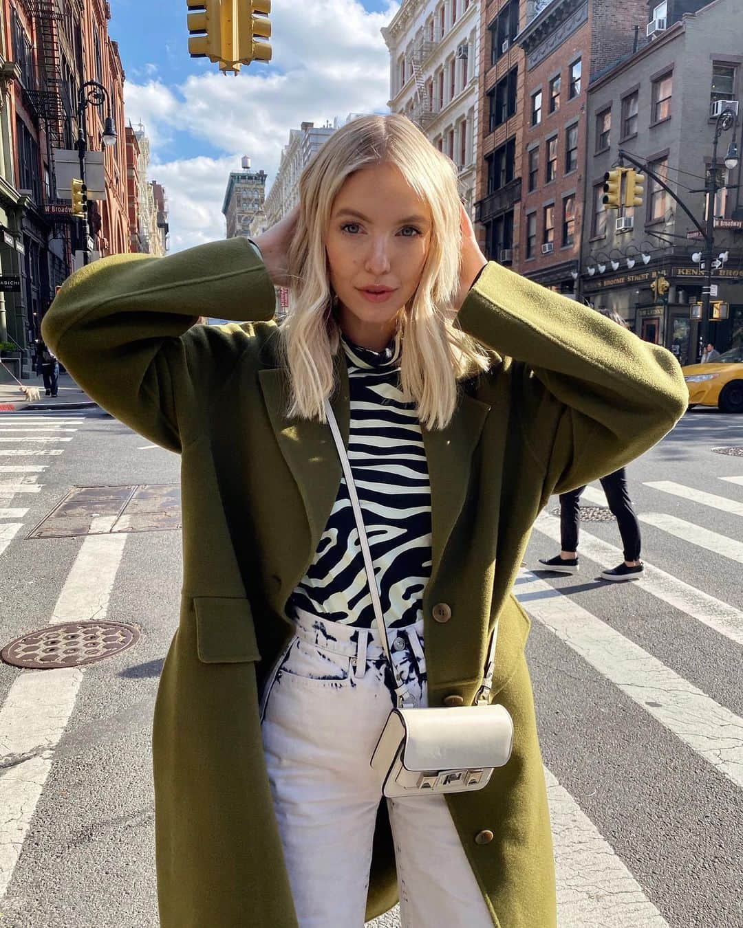 レオニー・ハンネさんのインスタグラム写真 - (レオニー・ハンネInstagram)「What’s up NYC? 🍏  Anzeige Wearing White Label @proenzaschouler #ProenzaSchouler #NYC #NY」11月6日 0時41分 - leoniehanne