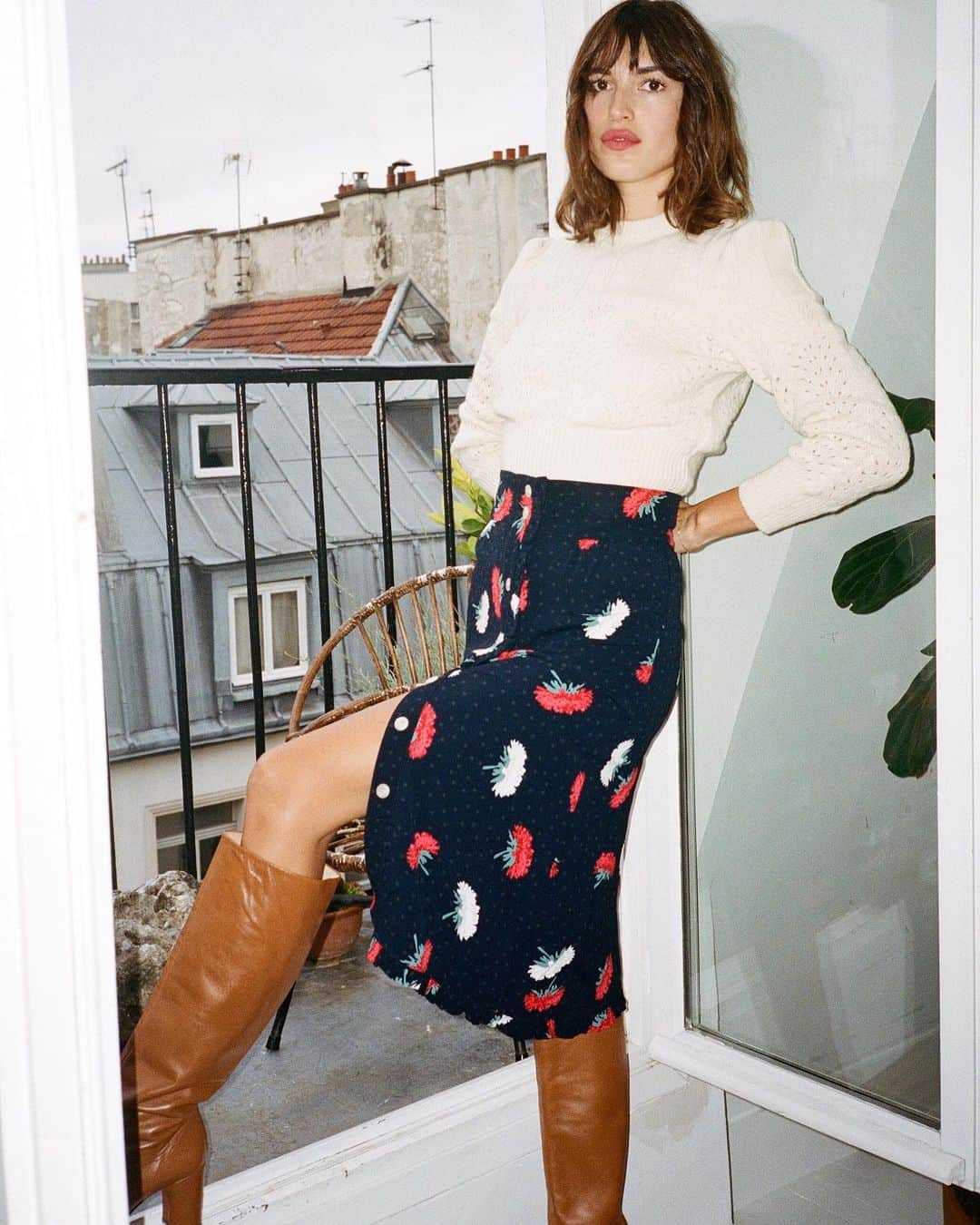 Jeanneのインスタグラム：「A skirt a day keeps the rain away 🤷🏻‍♀️」