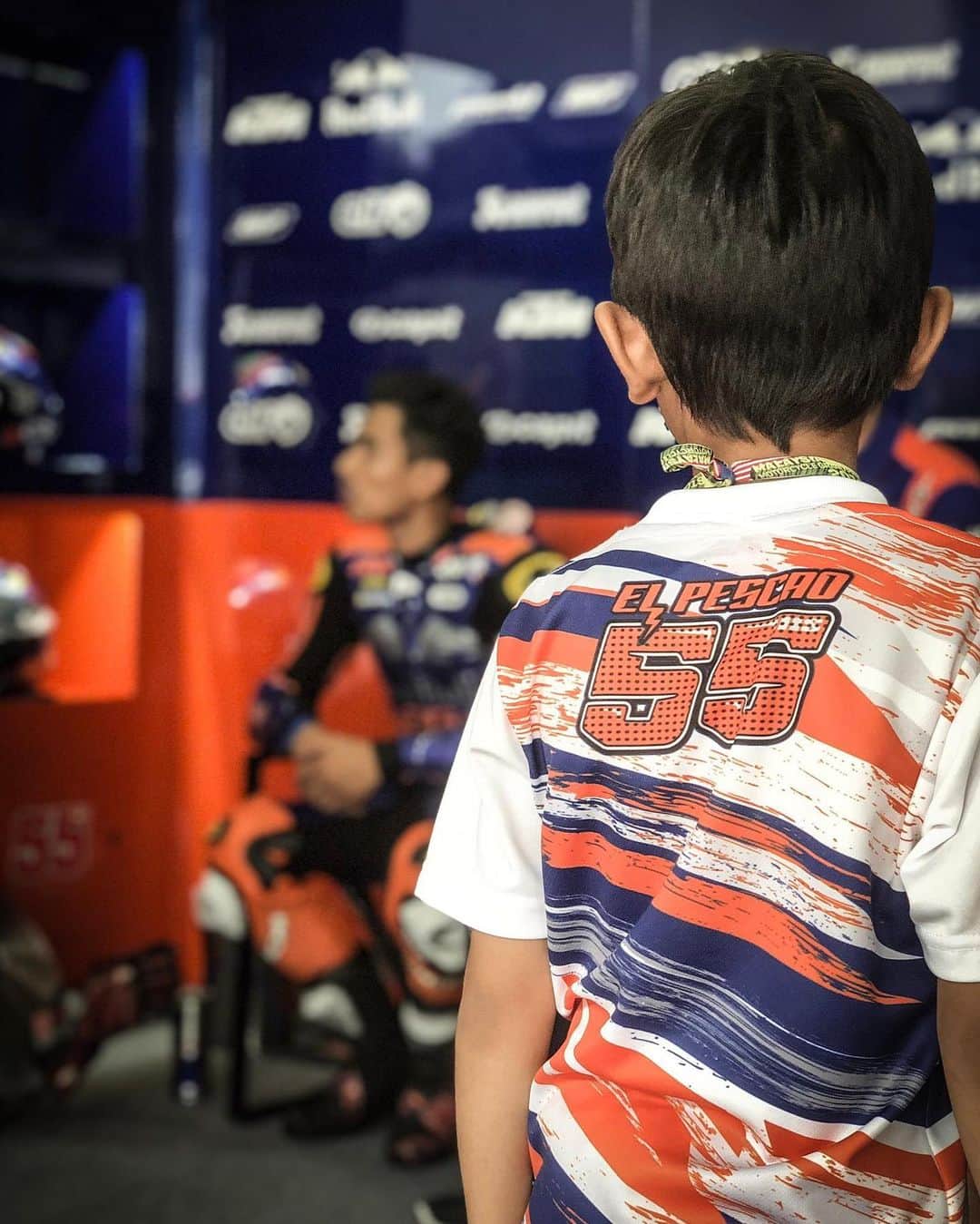 MotoGPさんのインスタグラム写真 - (MotoGPInstagram)「Pure admiration 🥰 // This pic melted our hearts ♥️ #MalaysianGP 🇲🇾 #HS55 #MotoGP #Motorcycle #Racing #Motorsport」11月6日 1時04分 - motogp