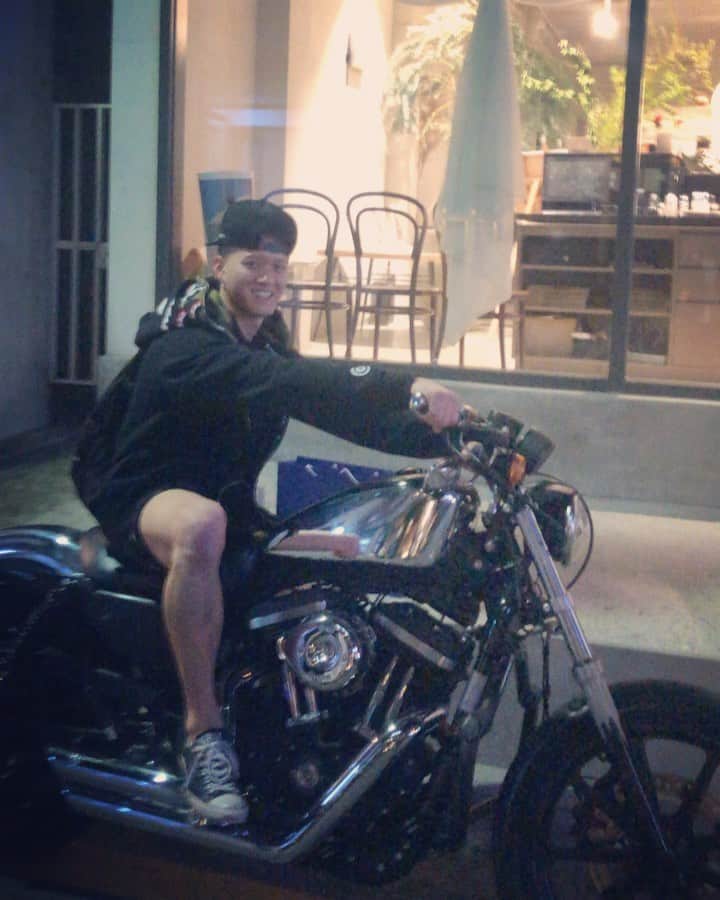プニエル のインスタグラム：「*WARNING! SEXY LEGS ARE SHOWN IN THIS VIDEO THAT MAY CAUSE NOSEBLEEDS * lol....I think imma need a different pair of pants if I ever wanna ride motorcycles 😅  thank you @dprian for letting me pose with yours ! Lol *주의 사항! 영상에 섹시한 다리 때문에 코피가 날 가능성이 있습니다* ㅋㅋㅋ.... 오토바이 타고 싶으면 바지 부터 일단 갈아 입어야겠다 😅 친구 덕분에 오토바이랑 포즈 한번 해봤어요 ㅋㅋ 뒤에 “와 더러운데 이건” 누구야?! @zzoo_28laboratory it’s you isn’t it?!😠😂ㅋㅋㅋㅋ」