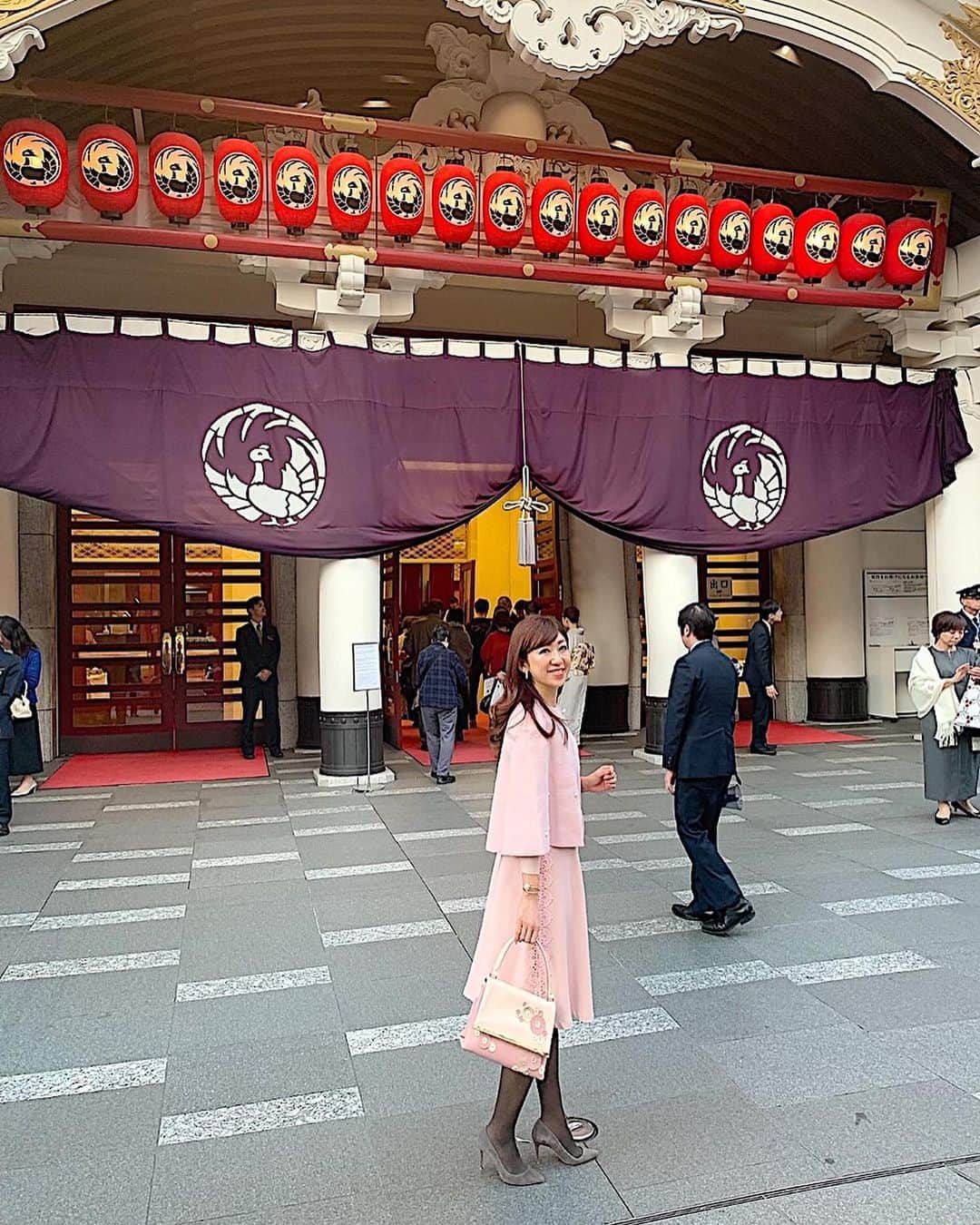 のインスタグラム：「今日は、歌舞伎座で、吉例顔見世大歌舞伎を鑑賞しました😊✨ . 今月は、中村梅玉さんの部屋弟子 中村梅丸さんの養子縁組が整い、この度、中村莟玉（かんぎょく）を襲名するお披露目公演でもあります🎊 . 「鬼一法眼三略巻」では、口上も行われ、記念すべき舞台を拝見することが出来ました✨ . さらに、圧巻だったのは、松本幸四郎さん、市川染五郎さん親子の連獅子の共演です♥️ . まさに息の合った迫力ある連獅子の舞を間近で鑑賞出来た事は、本当に貴重な体験で、感動でした✨✨ . 最近は、歌舞伎をはじめ日本の文化にとても興味を持っています😌 . 日本人でありながら今まであまり知ることをしてこなかった日本文化を、もっと、もっと深く体験し、感じて、知っていきたいと思う今日この頃です🧡 . 講演終了後、ライトアップされた歌舞伎座もとても美しかった✨ . . . . #和泉佳子 #25ans #ヴァンサンカン #エレブロガー  #歌舞伎座 #歌舞伎鑑賞 #吉例顔見世大歌舞伎 #連獅子 #中村莟玉 #松本幸四郎 #市川染五郎 #襲名」