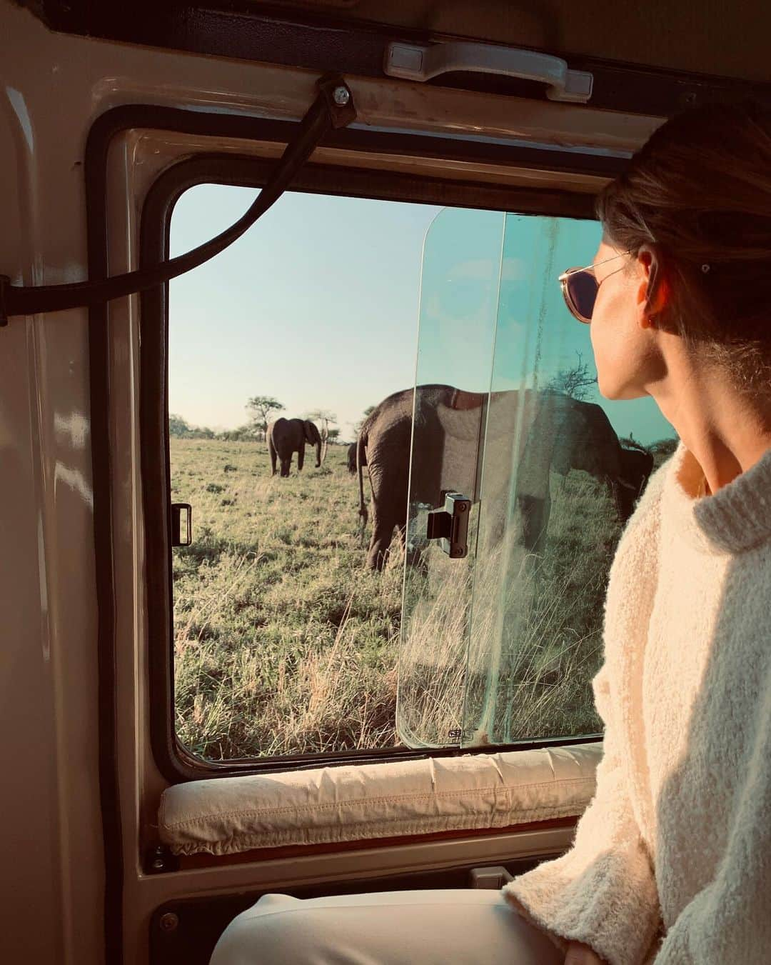 リュカ・プイユさんのインスタグラム写真 - (リュカ・プイユInstagram)「Tanzania 🇹🇿 🦓🦒🐘🐆🦁🐵🐃🦛🦏 Amazing first 2 days in Serengeti National Park 😍 @clemencebdlf」11月6日 1時20分 - lucaspouille