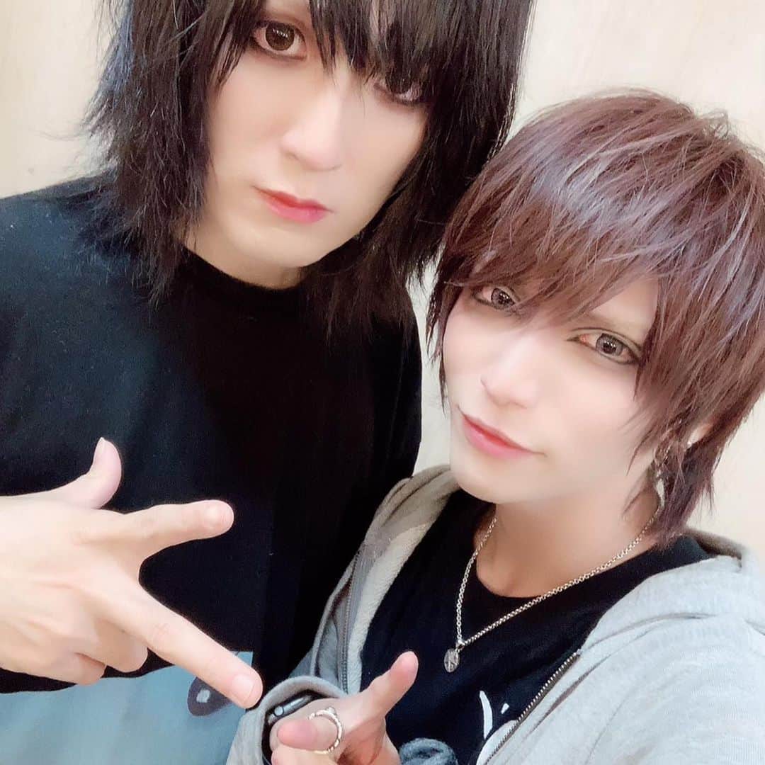 Kyrieのインスタグラム：「なつふぇすでした。有難う。 改めてNatsumeさん、お誕生日おめでとうございます。  髪切ったら頭が軽い。」