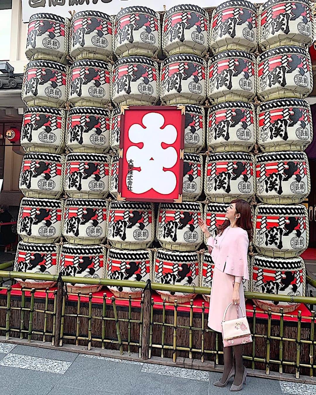のインスタグラム：「今日は、歌舞伎座鑑賞のコーディネート♥️ . 今日のコーディネートは、明日から新発売のプリマシェレル @primascherrer の新作ワンピースに、大好評をいただいているニットケープを羽織りました💕 . 冬のベビーピンクには、グレーのタイツが相性good🙆‍♀️💕 . ニットケープは、舞台鑑賞中は、膝掛けとしても大活躍でした✨ . コートよりも軽めのアウターとして、便利なニットケープおすすめです✨ . . @primascherrer . . . #和泉佳子 #25ans #ヴァンサンカン #エレブロガー  #歌舞伎座 #歌舞伎鑑賞 #吉例顔見世大歌舞伎 #連獅子 #中村莟玉 #松本幸四郎 #市川染五郎 #襲名」
