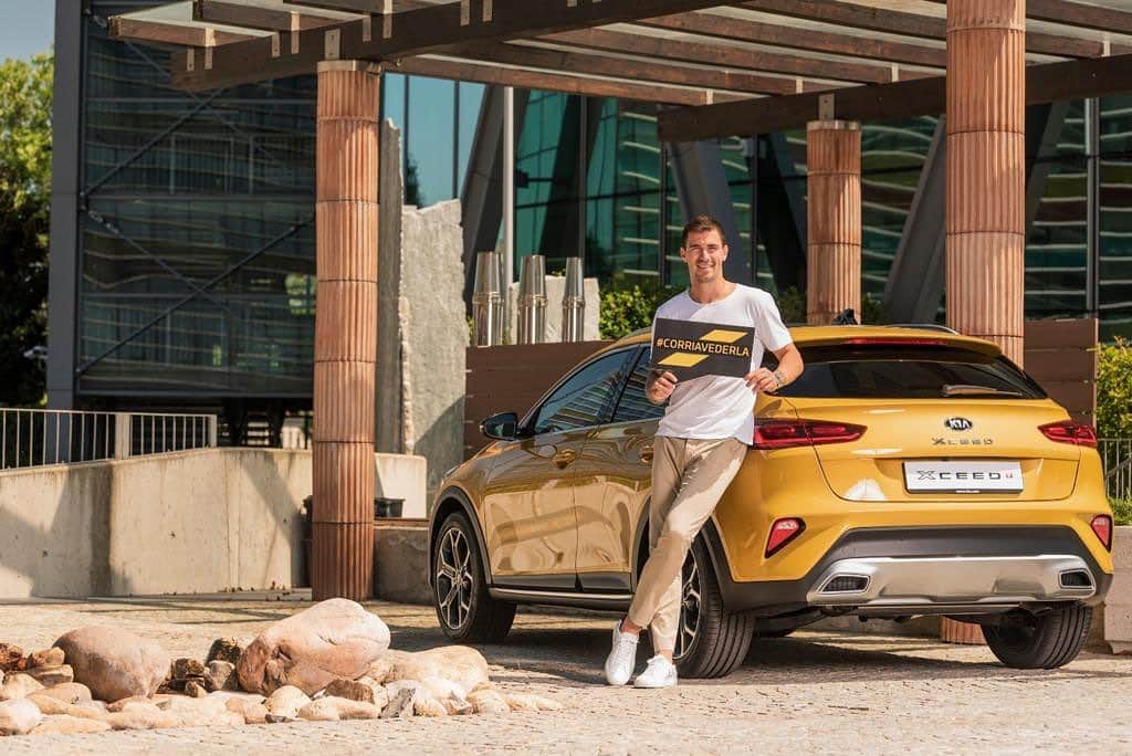 アレッシオ・ロマニョーリのインスタグラム：「Nuova #KiaXCeed è arrivata: non farti prendere in contropiede 😉 #corriavederla #adv @kiaitalia」