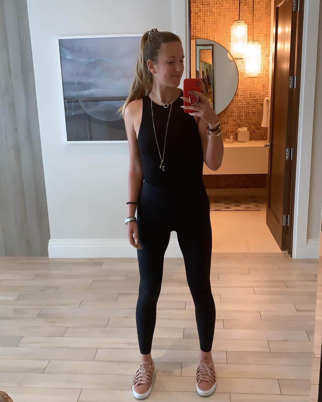 ビクトリア・アザレンカのインスタグラム：「Since people roasted my swimsuit and I care so much what other people think I will be going to the beach like this... is it better? 😂 (I hope trolls do get my sarcasm 😂)」
