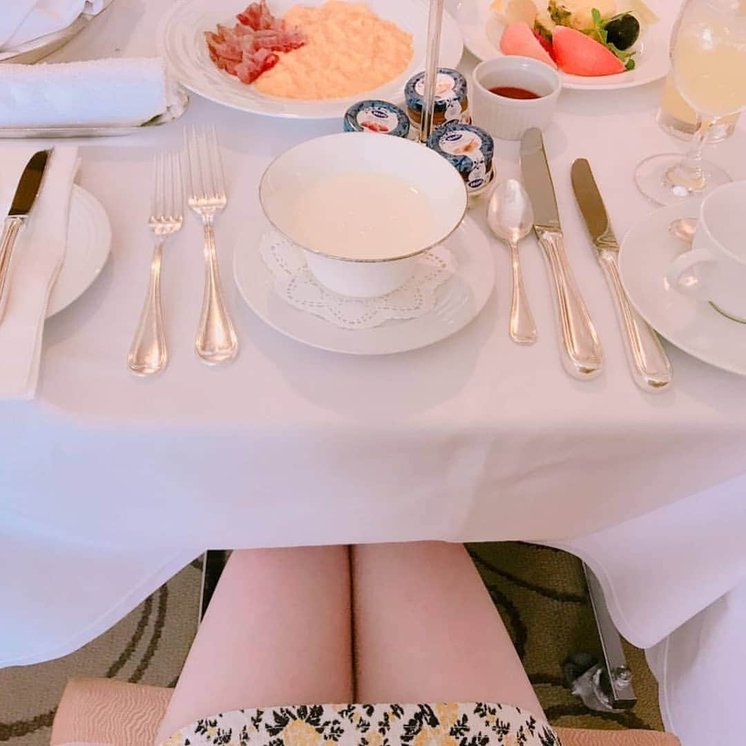 堀未央奈さんのインスタグラム写真 - (堀未央奈Instagram)「@horimiona_2nd 🍽 ホテルのルームサービスが大好きでこれは #上海国際映画祭 で上海に行かせていただいたときの朝食🍊🥞🍳 わくわくするし朝起きるのが楽しみになります🥰🥰 小さい頃から綺麗なホテルや旅館が大好きで旅行で1番こだわるのは"宿"なんです😮  ハワイにプライベートで行った時もかわいいアイスブルーのお部屋だったり日奈子と今来ているニューカレドニアの素敵なホテル、写真集の撮影で泊まったコルシカ島のホテルも #ジブリ みたいな世界でかわいかった〜🥀 世界中のかわいいorきれいなホテル巡りしたいなぁ おすすめあったら、ぜひ教えてください👱🏻‍♀️🎠 #hotel #乃木坂46 #堀未央奈 #美味しい朝ごはんが大好き #morning #ニューカレドニア #なう #NewCaledonia https://www.instagram.com/p/B4diH6iIqe3/ #堀未央奈2nd写真集 #HoriMiona #みおな #乃木坂46 #Nogizaka46 #2期生 #岐阜県 #東京」11月6日 1時40分 - horimiona46