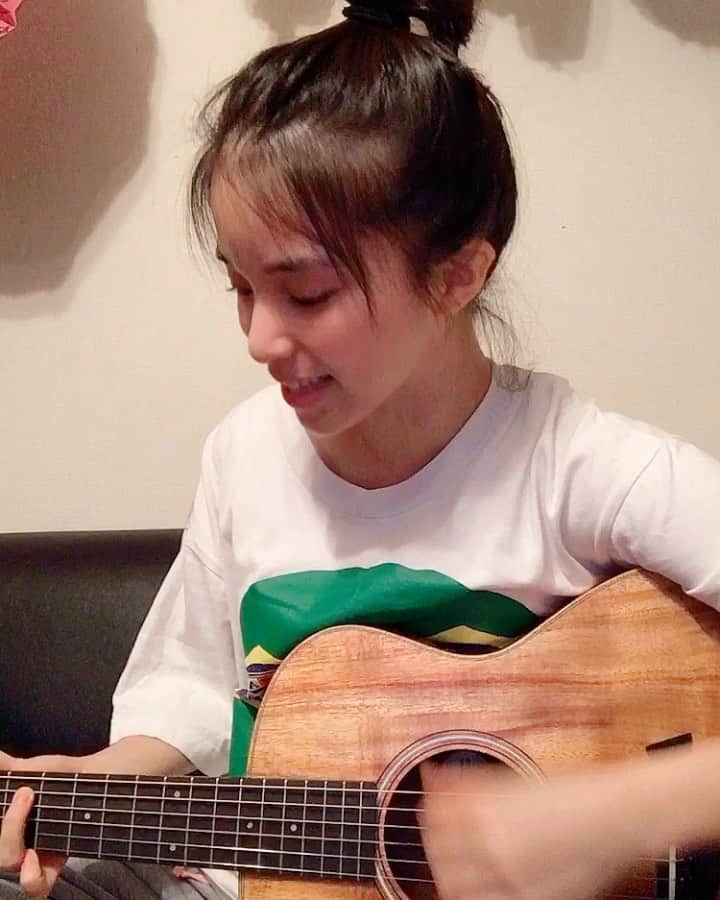 仮谷せいらのインスタグラム：「4月に買ったテイラーのギター🎸 名前はセイラー😳笑  めちゃめちゃ下手っぴだけど 昔に歌った懐かしい曲↓です✨ https://youtu.be/DgnpxqjckqQ」