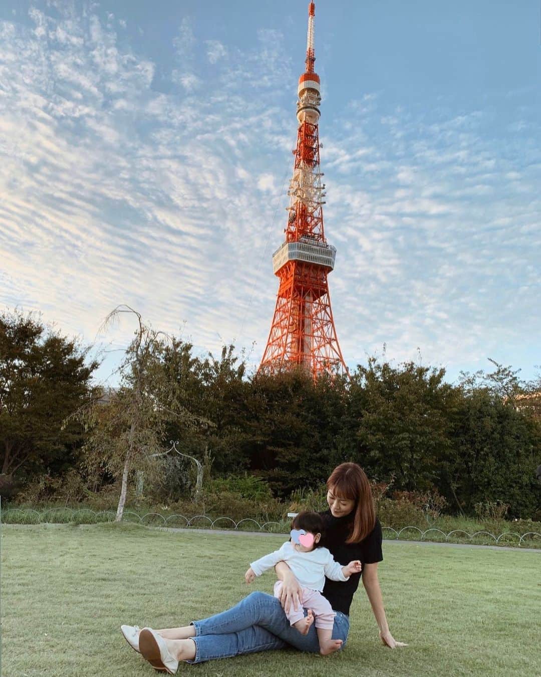 Shokoのインスタグラム：「＊Tokyo＊ Tokyo tower day and night. This park was one of the very rare places where every time I came here, I never encountered any tourists. ・ During the day when the sun was out, the nursery school kids would come out and run around to play. It was nice seeing my baby mingle? with the local kids. She got her first kiss on the cheek from a boy.. oops. #tokyotower」