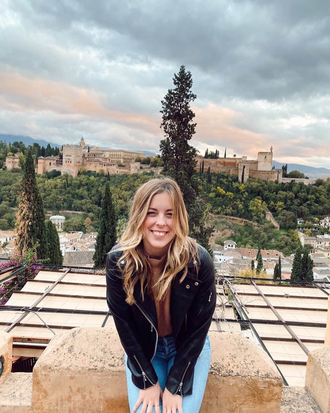 アシュリー・ワグナーさんのインスタグラム写真 - (アシュリー・ワグナーInstagram)「Iconic Spain, mixed in with a few “YAS queens” behind the camera that made me laugh thanks to my travel date/wine drinking partner in crime @skateraya 😂」11月6日 1時51分 - ashwagner2010