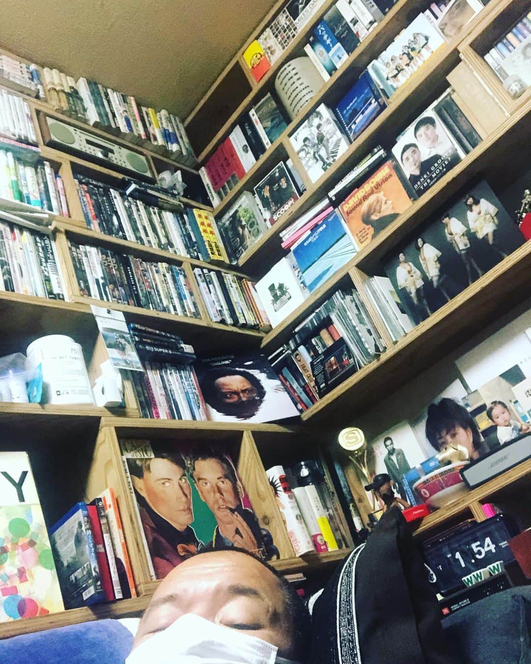 大根仁のインスタグラム：「早くも風邪@作業部屋泊。」