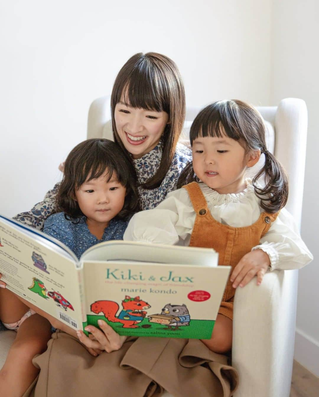 近藤麻理恵さんのインスタグラム写真 - (近藤麻理恵Instagram)「Children learn so much from books – from the words they say to the experiences they seek out. "Kiki & Jax: The Life-Changing Magic of Friendship” is the story of two best friends who learn to cherish what’s truly important – each other – through tidying. I’m overjoyed to share this labor of love, and can’t wait to see your #kikiandjax photos. Published by @randomhousekids and available for purchase today, wherever books are sold! 📚」11月6日 2時05分 - mariekondo