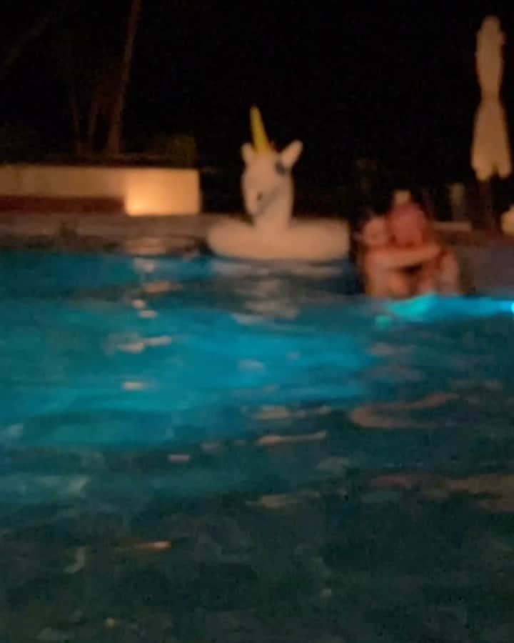 Aylen Aのインスタグラム：「Only pool party I’m going to 🥳 and no one is invited 😸」