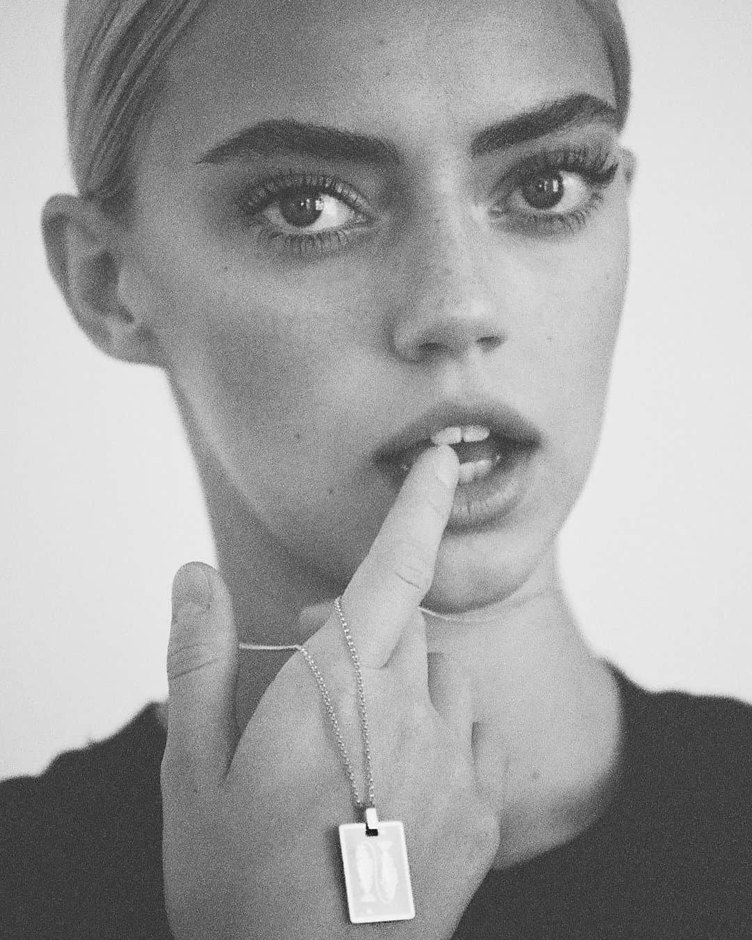 パイパー・アメリカ・スミスのインスタグラム：「Honey thank you for including me in your feature of women for your new zodiac collection 🖤 I love you @jessieandrews 🖤 See her beautiful new pendants for @bagatiba out now! Anyone else a pisces?」