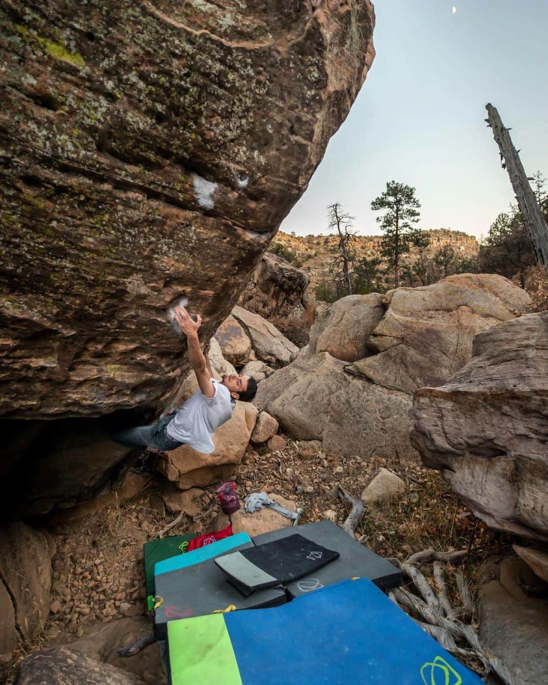 ポール・ロビンソンのインスタグラム：「The Color, V13. Such a sick one ⭐️. Got lost, hiked for hours, Barbed wire fences, cows, cacti... all worth it for the send of this gem of a line. #bouldering photo: @lizzy.ellison」