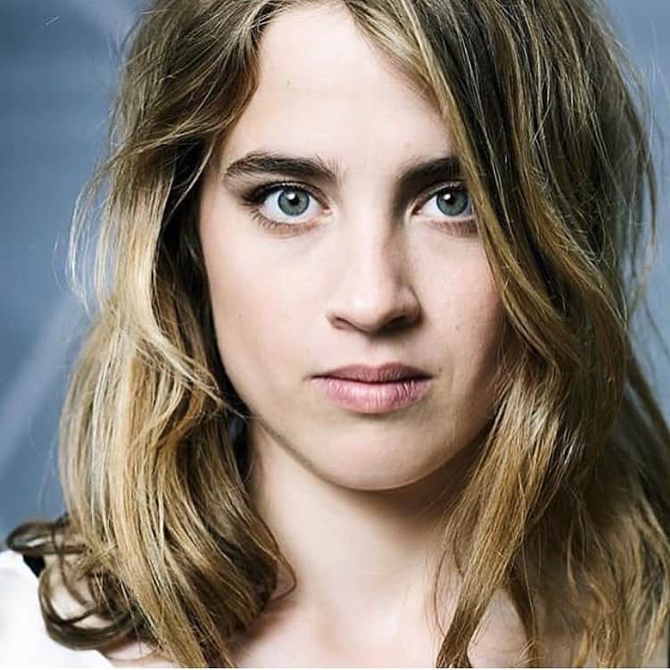 のインスタグラム：「Adèle  Ton courage est un cadeau d’une générosité sans pareil pour les femmes et les hommes, pour les jeunes actrices et acteurs, pour tous les êtres abimés qui savent maintenant grâce à toi qu’ils n’ont pas a subir cette violence. Et pour ceux qui l’ont subie, qu’ils peuvent parler, ils seront écoutés et entendus. Tu brises un silence si lourd.  Ton témoignage est d’une puissance inouïe. Il résonne profondément. Chère Adèle, Tu marques l’histoire.  L’histoire de cette révolution libératrice. Notre histoire et celle de nos enfants.  J’ai une gratitude infinie envers toi.」