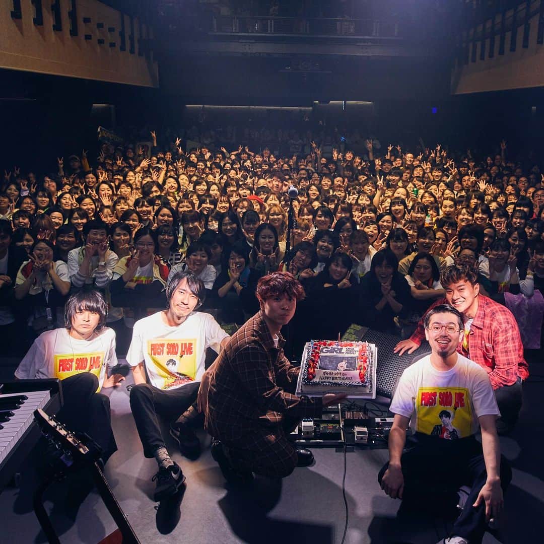 オカモトコウキのインスタグラム：「みんな今日はありがとう！ソロのワンマンライブが無事終了。素晴らしい皆様のおかげで、良いライブでした。見事なまでに、俺だけ顔が激影笑。まぁ、それもいいか。バンドでもソロでもとにかく早く新しい音楽を作って演奏したい！」