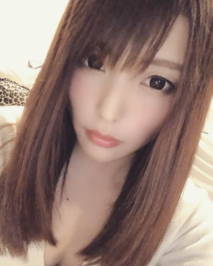 新村あかりのインスタグラム：「髪の毛切ったんだよ！すこーしね❤️」