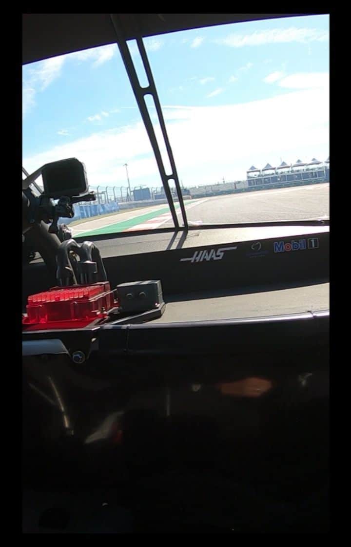 ロマン・グロージャンのインスタグラム：「Enjoy the sound of that engine @gopro @tsrsmoke @nascar」