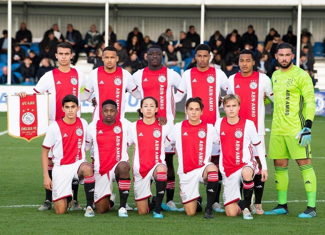 ヨニー・ハイティンハさんのインスタグラム写真 - (ヨニー・ハイティンハInstagram)「Proud of the boys, amazing team spirit today 💪 #cheaja #uyl #ajax」11月6日 3時14分 - johnheitinga