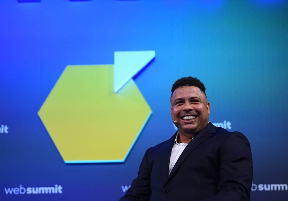 ロナウドさんのインスタグラム写真 - (ロナウドInstagram)「It’s a great pleasure to come to the @websummit, that is such an important event, and have the @realvalladolid project being honored the Innovation in Sport Award! God only knows how myself and my brilliant team have been devoted to the idea of making #RealValladolid even bigger, with social responsibility, a closer relationship with the community and investments in infrastructure for players and fans, even when we are shorter in money than pretty much every single team in La Liga. It’s been amazing to be part of it! #websummit」11月6日 3時52分 - ronaldo