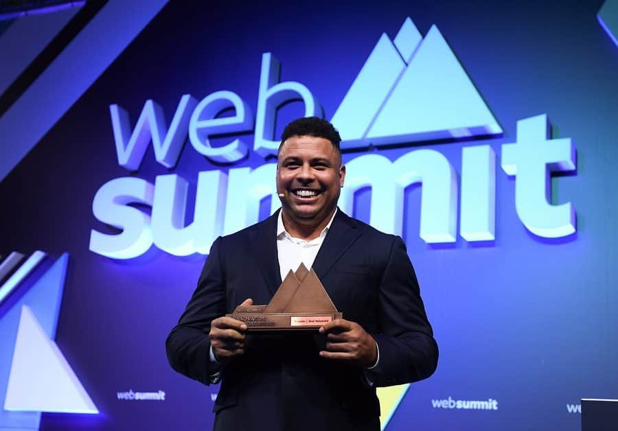 ロナウドさんのインスタグラム写真 - (ロナウドInstagram)「It’s a great pleasure to come to the @websummit, that is such an important event, and have the @realvalladolid project being honored the Innovation in Sport Award! God only knows how myself and my brilliant team have been devoted to the idea of making #RealValladolid even bigger, with social responsibility, a closer relationship with the community and investments in infrastructure for players and fans, even when we are shorter in money than pretty much every single team in La Liga. It’s been amazing to be part of it! #websummit」11月6日 3時52分 - ronaldo