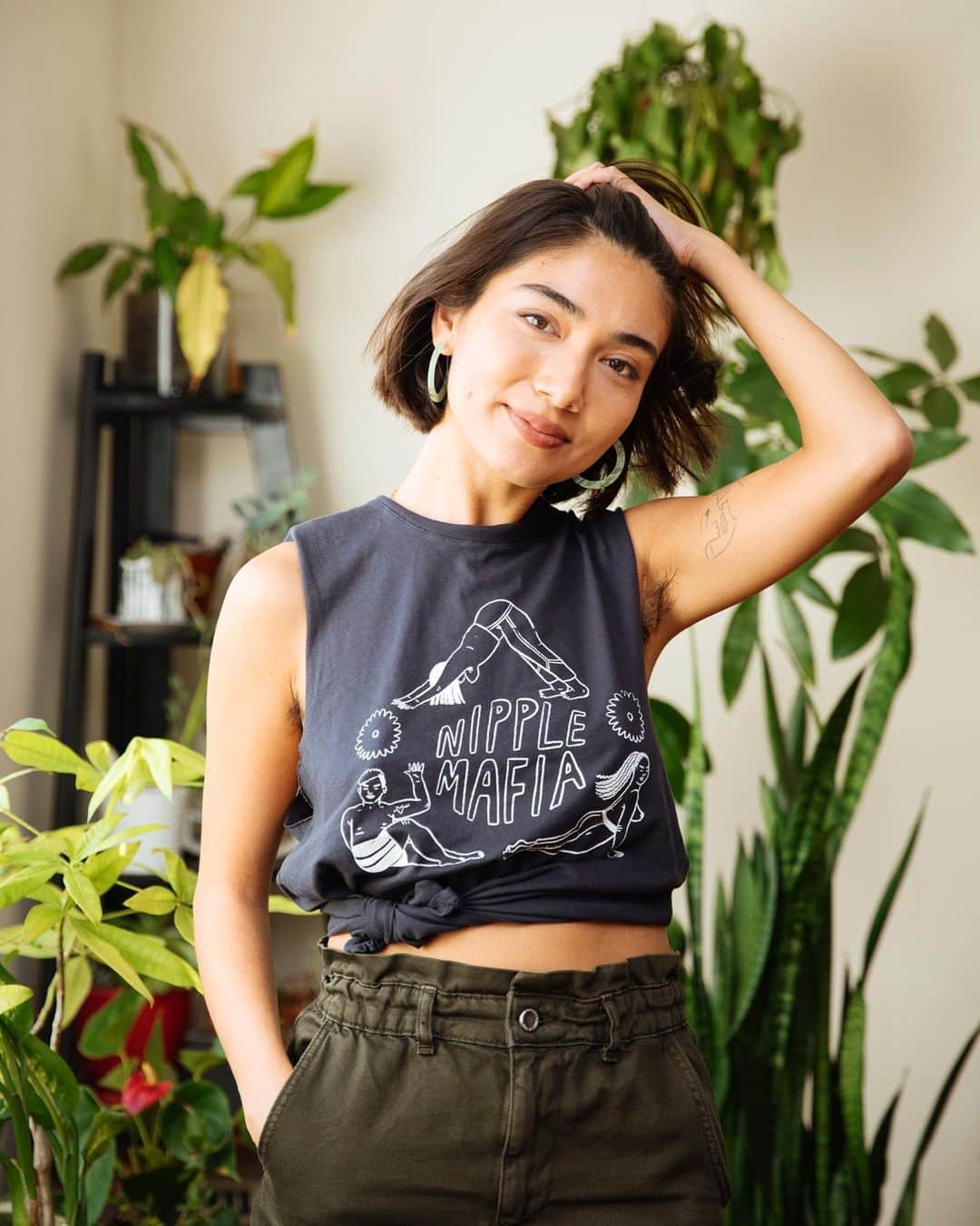 ローレン·ランドルフのインスタグラム：「@ashlukadraws wearing the #NippleMafia shirt she designed for @onedowndog. She’s an uber talented illustrator and artist, and was such a pleasure to photograph. Give her a follow for some inspiration in your feed.」